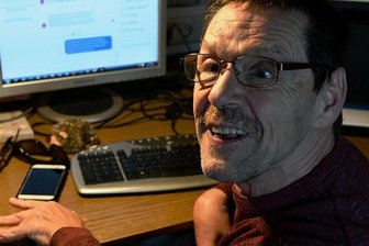 Elektro-Rollstuhl ist wieder da - Andreas Plischek hat gut Lachen. Sein gestohlen geglaubter Elektrorollstuhl ist am Freitag wieder aufgetaucht.