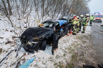 Elektroauto überschlägt sich bei glatter Fahrbahn auf der Autobahn bei Wüstenbrand - Zwei Schwerverletzte - Auf glatter Fahrbahn und bei Schneetreiben verunglückte auf der A4 bei Wüstenbrand ein BMW-Elektroauto. Zwei Schwerverletzte mussten in Krankenhaus eingeliefert werden.