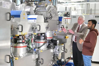 Elektroautos mit 1200 Kilometer Reichweite: Was Freiberger Forscher dazu beitragen - Professor Dirk Meyer (l.) und Yogesh Nakum aus Indien, Master in Advanced Material Analysis, an der Anlage im Zentrum für effiziente Hochtemperatur-Stoffumwandlung, die Temperaturen von 77 Millionen Grad Celsius erzeugen kann.