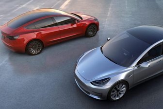 Elektroautos: Sachsen will Tesla nach Kamenz locken - Mit dem Elektroauto Modell 3, das Ende 2017 auf den Markt kommen soll, will Tesla die Mittelklasse erobern. Mehr als 400.000 Vorbestellungen gibt es bereits. Deshalb denkt Tesla-Chef Elon Musk jetzt auch über eine Batteriezellenfabrik in Europa nach.