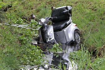Elektrodreirad-Fahrer landet im Bach - Ein Mann ist mit seinem E-Dreirad im Dorfbach gelandet.