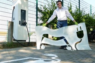 Elektromobilität: Thalheim schaltet einen Gang höher - In Gelenau kümmert sich Thomas Walther von der Firma Emobility-East um die Schnellladesäulen. Insgesamt vier sollen in der Stadt demnächst für die Öffentlichkeit zur Verfügung stehen. In Thalheim wird der Reiterplatz als Standort für eine Schnellladesäule anvisiert. Aktuell bauen beide Kommunen zudem die Infrastruktur für E-Fahrzeuge ihrer Verwaltungen auf. 