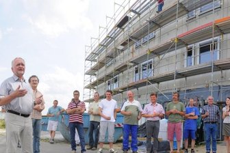 Elektronik-Firma wächst weiter - Dank an die Bauleute und Planer. Systec-Chef Siegmar Schmidt am Dienstag beim Richtfest für den Millionenbau an der A 72.