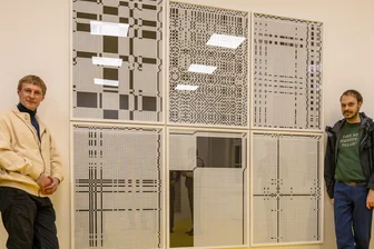 Elektronische Gewebe im Cammann-Hochhaus Chemnitz als Vorgeschmack auf die Hallenkunst - Stefan Schleupner und Markus Stein (v. l.) sind Residenzkünstler des Hallenkunst-Projektes.