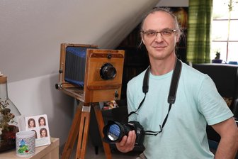 Elektronisches Passbild stellt Fotografen und Verwaltungen im Erzgebirge vor Herausforderungen - Die alte Technik hat ausgedient: Ab Mai dürfen Fotografen, wie Heiko Neubert, Passbilder nur noch digital übermitteln.