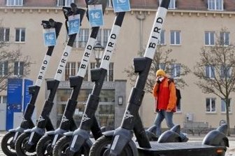 Elektroroller-Firma Bird macht den Abflug - Ein Bild aus der Vergangenheit: E-Roller der Firma Bird warten auf dem Kornmarkt auf Nutzer. 
