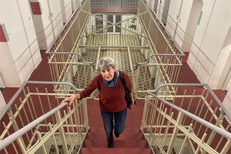 Elektroschocks in der DDR-Psychiatrie: Kaßberg-Inhaftierte kämpft um Entschädigung - Veronika Bahr im ehemaligen Zellentrakt. „Ich wurde behandelt wie eine Schwerverbrecherin.“