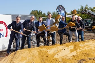 Elektrotechnik-Firma im Erzgebirge wächst: Millionen-Investition bringt neue Jobs - Der Spatenstich ist der offizielle Startschuss für den Neubau der Zwönitzer Firma Elektrotechnik Kunzmann.