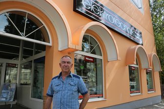 Elektrotechnik Plauen sichert sich größeren Auftrag in Oberfranken - Geschäftsführer Robby Clemenz vor dem Firmensitz der Elektrotechnik Plauen GmbH.