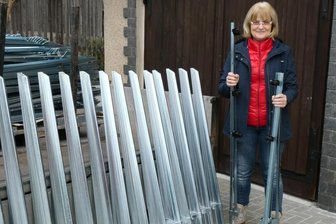 Elektroweidezäune schützen auch vor dem Wolf - Cornelia Seidel, Inhaberin der Firma Curt Seidel Elektroweidezaun, mit den traditionellen Pfählen, die nun in Hammerbrücke gefertigt werden. 