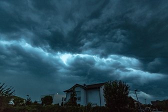 Elementarschutz: Diese 7 Punkte sind wichtig - Da braut sich was zusammen: Jetzt ist es in der Regel zu spät, noch eine Elementarschadenversicherung abzuschließen. Meist besteht eine 14-tägige Wartezeit auf den Schutz.