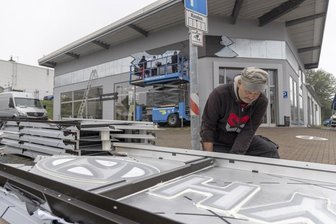 Elf Hersteller unter einem Dach: Automobil-Gruppe baut ihr Angebot in Annaberg aus - In den Tagen vor der Eröffnung gab es noch viel zu tun. Auch die neue Lichtwerbung war am Autohaus zu montieren - im Ronald Midon.