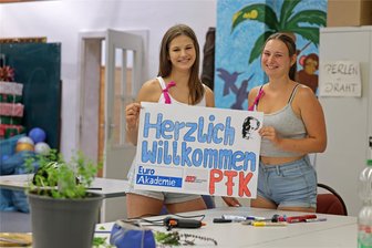 Elf Inder in Hohenstein-Ernstthal: Sind sie wirklich „Herzlich willkommen“? - Vicky Ehlert (links) und Leonie Evers freuen sich auf die neuen Azubis der Euro-Akademie. Das Willkommensschild für deren Ankunft am Flughafen Leipzig ist schon fertig.
