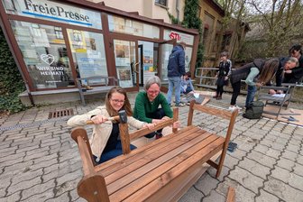 Elf neue Bänke für Stadt im Erzgebirge - Vor dem Büro von Innenstadtmanagerin Evelin Görner (hinten Mitte) bauten Gewerbetreibende Bänke für Innenstadt zusammen.