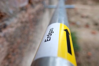 Eine Gasleitung auf der Baustelle eines Hauses. 