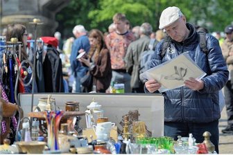 Elf typische Flohmarkt-Fehler - und wie Sie diese vermeiden - Ein prüfender Blick aufs Kunstwerk auf dem Elbeflohmarkt in Dresden. 