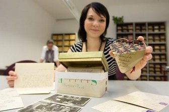 Julia Tuchscheerer hat die abgegebene Kiste mit der Herrenpost entgegen genommen. 
