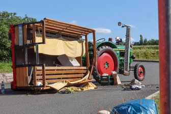 Elf Verletzte bei Kremser-Unfall nahe Zwickau: Fahrt war illegal - Bei einer Fahrt in einem Anhänger mit Sitzbänken, gezogen von einem Traktor, sind in Vielau elf Menschen verunglückt.