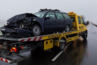 Elf Verletzte nach Unfällen am Abzweig "Heinzebank" - Im Rückstau ereignete sich ein Auffahrunfall, bei dem mehrere Fahrzeuge beteiligt waren.