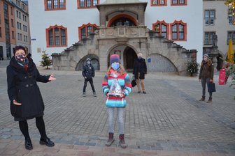 Elfjährige gewinnt Wettbewerb für Plauener Bürgertasse 2021 - Am Mittwoch wurde der Siegerentwurf der Bürgertasse von Maxi Schultz vor der Kulisse des erleuchteten Weihnachtsbaumes auf dem Altmarkt und dem Alten Rathaus durch Bürgermeisterin Kerstin Wolf und Katja Eberhardt vom Dachverband Stadtmarketing Plauen prämiert.