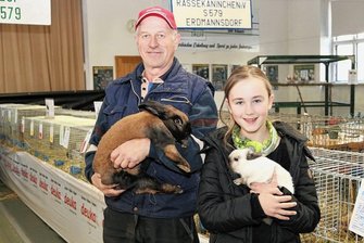 Elfjährige mischt in Erdmannsdorf bei den alten Hasen mit - Alt und Jung im Hobby vereint: Vereinschef Andreas Preusche (l.) und Maria Oswald bei der jüngsten Ausstellung in Erdmannsdorf. 