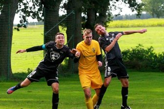 Elfmeter entscheidet Spitzenspiel - Die Syrauer Paul Schneider (links) und Janek Weiß (rechts) gewinnen hier das Kopfballduell gegen Schönecks Jan Luderer. Immer wieder bissen sich die Gäste die Zähne an der Syrauer Defensive aus. 