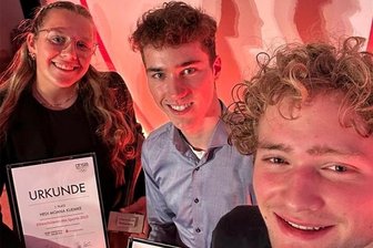 Eliteschüler Sommerfeldt aus Oberwiesenthal: Silber unter den Besten der Besten - Selfie der drei Gewinner: Hedi Moana Kliemke, Tristan Sommerfeldt und Tebbe Möller sind Deutschlands beste Eliteschüler des Jahres 2023. In Frankfurt am Main wurden sie jetzt bei einem Empfang geehrt.