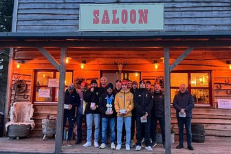 Eliteschule Oberwiesenthal: Salonfähige Ehrung im Saloon nach erfolgreichem Winter - Cooler Ort für coole Leute: Die Eliteschule Oberwiesenthal hat ihre erfolgreichsten Sportler des Winters 2023/2024 im Saloon am Elldus Resort geehrt.