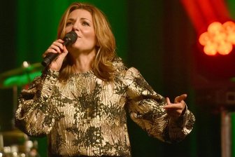 Ella Endlich erobert Publikum in Bad Elster mit Charme und Temperament - Mit Pop, Temperament und Charme begeisterte Ella Endlich am Freitagabend das Publikum im König-Albert-Theater in Bad Elster.