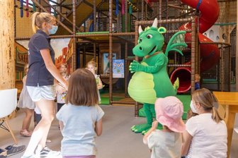 Elldus Resort in Oberwiesenthal: Familie investiert Millionen - Vivien Schreiter und Drache Fips freuen sich, in der neuen Spielscheune mit ihren Attraktionen endlich kleine Gäste begrüßen zu können. 