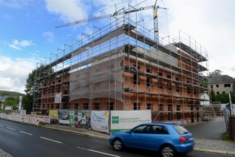 Ellefeld: Rohbau des Millionenprojekts H34 steht und der Baukran geht - Der Baukran an der Hauptstraße in Ellefeld wird abgebaut. In zwei Wochen wird das Richtfest gefeiert.