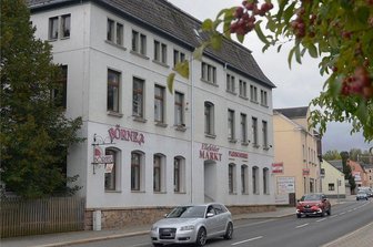 Ellefeld setzt für Heizung des Bürgerzentrums auf Erdwärme - Das bisher als Ellefelder Markt bekannte Gebäude Hauptstraße 34 soll bis 2024/25 zum neuen Zentrum des Ortes ausgebaut werden, auch die Gemeindeverwaltung zieht dann hier ein.