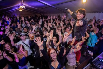 Ellefelder feiern bei Kirmes ausgelassen - Bei der Party von Simultan feierten die Massen ausgelassen und tanzten auf den Tischen.