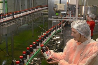 Ellefelder Fruchtsafthersteller Kinella stellt Kernsortiment auf Bio um - Das neue Produkt Schorlino hat von Anfang an Bio-Qualität (im Bild Nicole Groß vom Produkt Management). Den Namen hatten bereits die früheren Eigentümer registrieren lassen - jetzt wird er belebt.