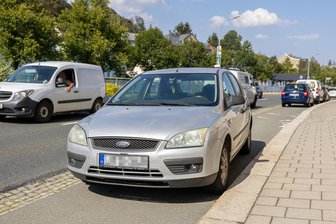 Ellefelder Juwelenraub wird neu aufgerollt: Verurteilter geht in Berufung - Mit diesem Auto wollte der Schmuckdieb flüchten. Zwei Männer vereitelten die Tat und stellten den Täter im September 2024.
