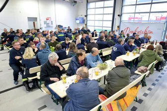Ellefelder Rat trifft Entscheidung: Kann weiterhin jeder im Raum der Feuerwehr feiern? - Der Schulungsraum der Feuerwehr Ellefeld darf weiter für Privatfeiern angemietet werden. Hier zu sehen ist eine Feier der Feuerwehrleute im Gerätehaus im Jahr 2023.