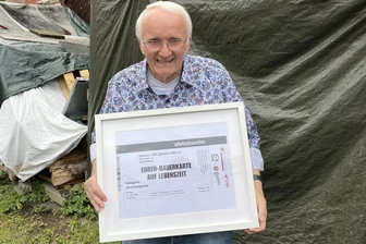 Ellefelder Urgestein ist verrückt nach Fußball: „Ich schaue jedes Spiel, das drankimmt“ - Peter Wappler präsentiert stolz sein Geburtstagsgeschenk. Zum 80. bekam er vom FSV Ellefeld eine Ehren-Dauerkarte auf Lebenszeit.