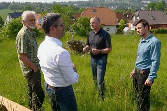 Ellefelder Wiesen-Projekt wächst weiter - Beim Ortstermin am Dienstag wurde auch um die beste Lösung für den geplanten Spielplatz gerungen. Im Bild von links: Volkmar Ihle, Sören Voigt vom Erfal-Stiftungsbeirat, Bürgermeister Jörg Kerber (parteilos) und Arno Kühn, Initiator der Streuobst- und Schmetterlingswiese. Foto: Joachim Thoß