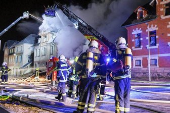 Ellefelds Bürgermeister ruft zu Spenden für alle von der Explosion Betroffenen auf: Dazu zählt auch die Feuerwehr - Bei dem Einsatz am vorigen Sonntag in Ellefeld haben auch die Feuerwehren Verluste hinnehmen müssen: Schläuche und Schutzanzüge gingen teils kaputt. Nun braucht es dringend Ersatz. Die Gemeinde Ellefeld ruft zu Spenden auf.