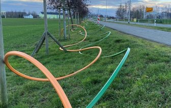 Dicke bunte Kabel liegen an der Chemnitzer Straße in Mittweida.