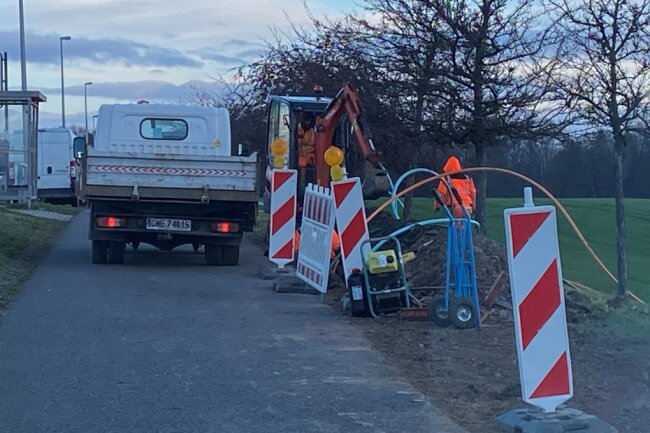 Ein kleiner Bautrupp hat am Dienstagmorgen den Boden an der Chemnitzer Straße in Mittweida aufgebaggert.