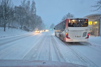 „Ellis“ winterlicher Stresstest: So lief der Tag für die Menschen im Raum Freiberg und Flöha - Auf der Karl-Kegel-Straße in Freiberg war es am Freitag sehr glatt.