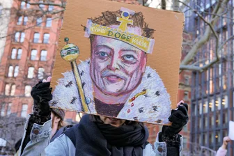 Elon Musk übernimmt Kontrolle über die IT der US-Regierung - In New York demonstrieren Kritiker gegen die Übernahme der IT-Kontrolle von US-Behörden durch das Kostensenkungsgremium Doge von Techmilliardär Elon Musk.