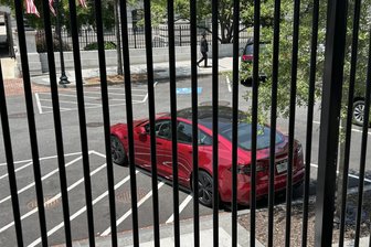 Elon Musk vs. Trump: Knallrotes Ärgernis neben dem Weißen Haus - Der rote Tesla S soll verkauft werden. Foto: Karl Doemens