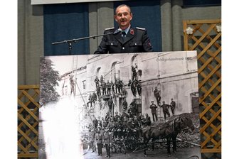 Elsbeth ist das Unikat der Brand-Erbisdorfer Löschtruppe - Wehrleiter Uwe Kunath bei der Festrede.
