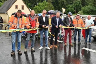 Elsdorfer feiern die Straßenfreigabe im Ort - Nach dem symbolischen Durchschneiden des Bandes durften die Kinder die Straße offiziell als Erste testen. Die Sperrscheiben sollen am Freitag entfernt werden. Ab etwa 16 Uhr soll der Verkehr dann normal über die neu sanierte Straße rollen.
