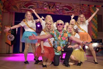 Elsteraner Narren feiern Fasching: mit Gummipuppe, Nena-Hits und Barbie-Welle - Die Spätlese-Frauen surften auf der Barbie-Welle, mittendrin mimte Matthias Lenk – eigentlich Moderator und Diskotheker – den Ken.