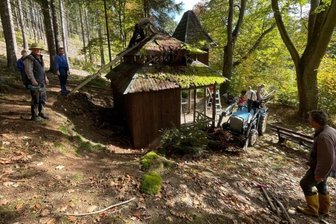 Elsteraner wollen die Antonienhütte retten - Das Dach der Antonienhütte ist teils bereits verfallen. Beim Arbeitseinsatz wurde hier angepackt.