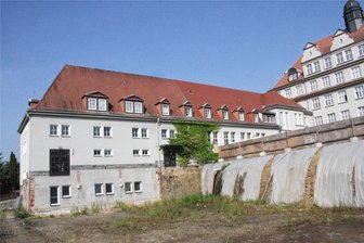 Elsterberg braucht mehr Platz für Schüler: Eltern machen Druck - Derzeit ist der untere Schulhof eine Riesenbaugrube, da der Neubau der Einfelder-Turnhalle nach dem Aushub der Grube gestoppt wurde.