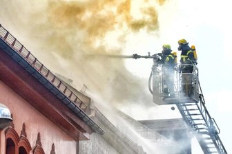 In der dicht bebauten Elsterberger Innenstadt war am Freitag kurz nach 14 Uhr im Haus der Adler-Drogerie ein Feuer ausgebrochen.